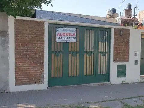 Casa al frente con Jardin y pileta.