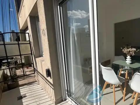 1 ambiente al frente con balcón saliente