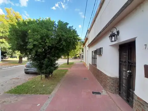 VENDO EXCEPCIONAL CASA EN LA MEJOR ZONA DE ESQUINA - PLENO C