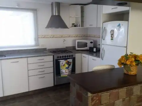 Casa 4 ambientes con 2 baños
