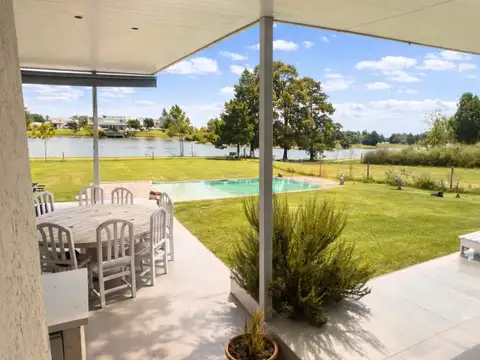 Casa en Alquiler con 4 cocheras