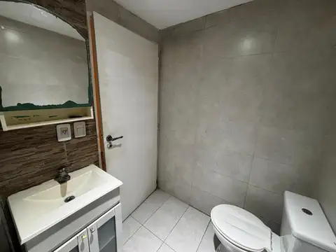 ALQUILO MONOAMBIENTE AL FRENTE EN PARQUE AVELLANEDA