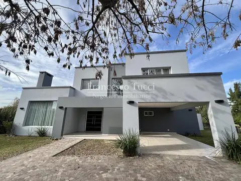 Casa en venta / alquiler 5 ambientes lote central en Terravista