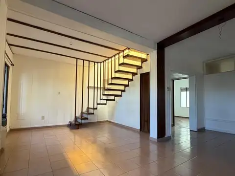 Casa 6 ambientes con 2 baños