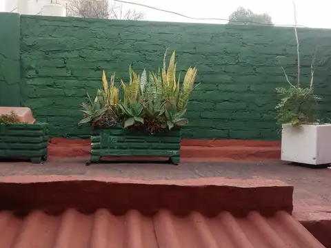 (VER VIDEO TOCAR EN LA FOTO LA CAMARITA CON EL Nro 1) .TIPO CASA AL FRENTE CON GARAGE, PATIO  Y TERRAZA  A MTS DE AV RIVADAVIA