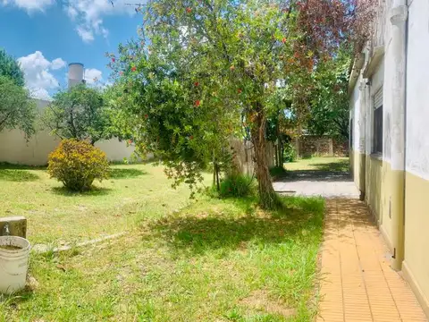 VENTA. Casa 5 ambientes+Local. AV. 21 BERAZATEGUI