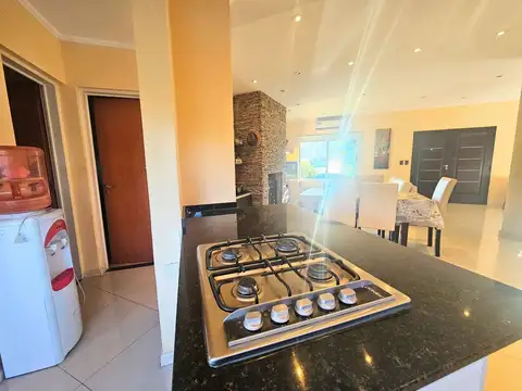 Casa 5 ambientes con 2 baños