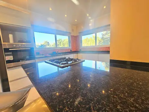 Casa en Venta con 3 cocheras