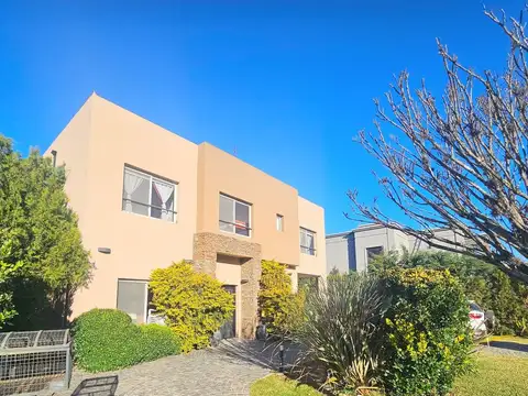 CASA 5 AMBIENTES EN VENTA EN LA CESARINA PILETA