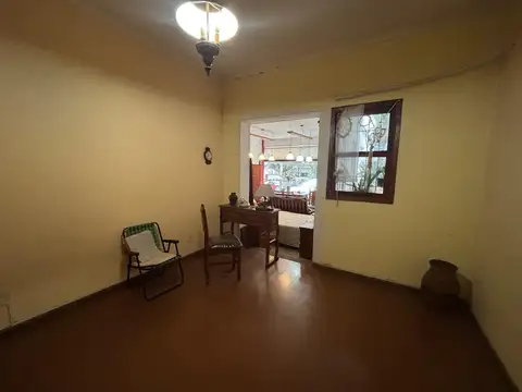 Chalet 3 ambientes con local.-