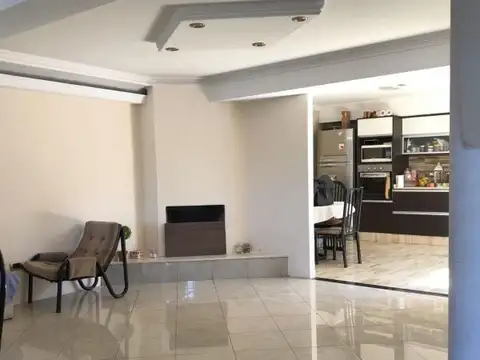 GRAN CASA 5 AMBIENTES CON PATIO