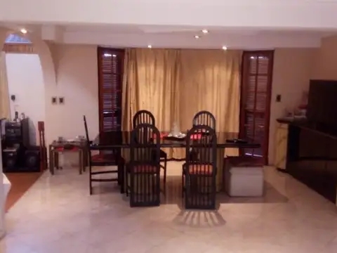 GRAN CASA 5 AMBIENTES CON PATIO