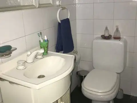 Villa del Parque, casa sobre lote de 8,66 x 21.44, sup cubierta 200 m2 aprox  posib ampliacion