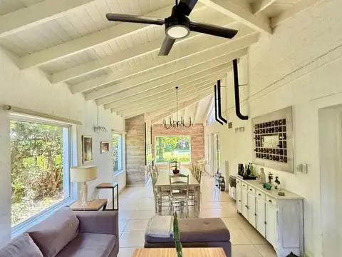 Casa de 6 ambientes con pileta en venta