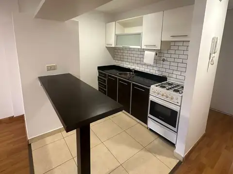 Excelente dto monoambiente al frente con balcón. Luminoso., excelente estado.