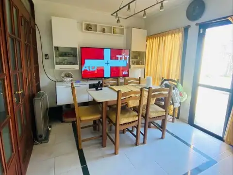 Casa 6 ambientes con 2 baños