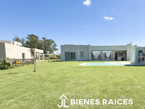Casa 6 ambientes con 2 baños