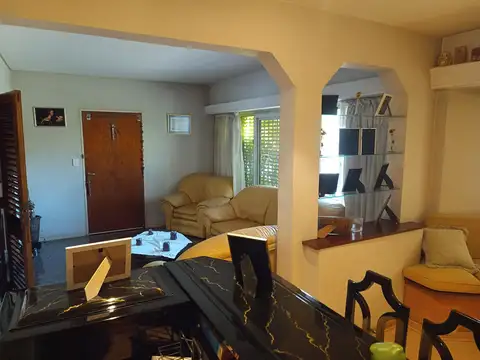 Casa de nueve ambientes en Hurlingham!