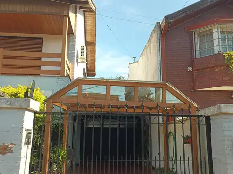 Casa 9 ambientes con 4 baños