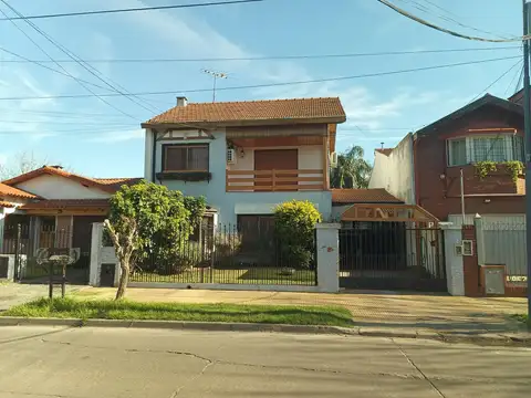 Casa de nueve ambientes en Hurlingham!