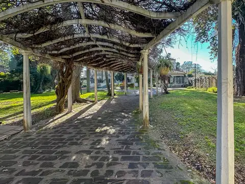 Casa 9 ambientes con 5 baños