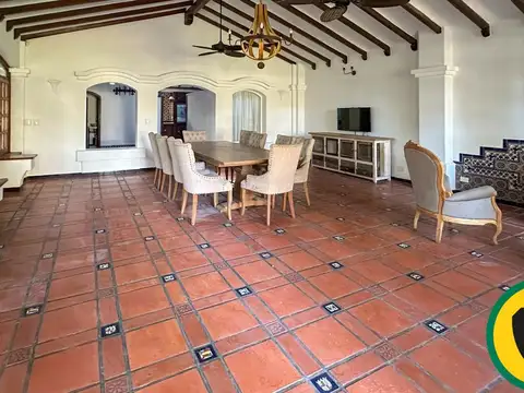 Casa en Venta con 3 cocheras