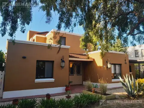 Casa 5 ambientes con 4 baños