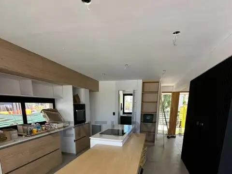 Casa en Venta con 4 cocheras