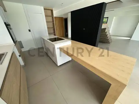 Casa en Venta con 4 cocheras