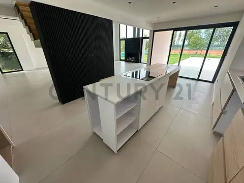 Casa 4 ambientes con 2 baños