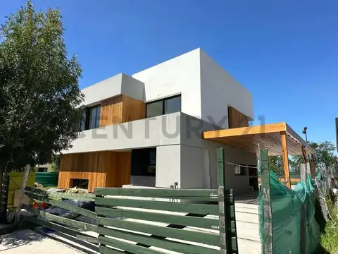Venta Casa Barrio Cerrado Pilar Lagoon 4 amb con jardin y piscina, super moderna y con detalles de c