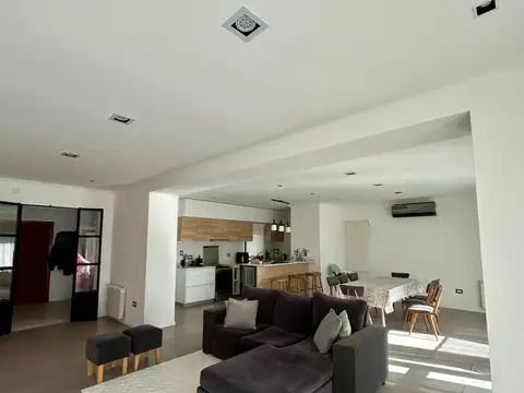 CASA DE CONSTRUCCION MODERNA Y NUEVA - EN VENTA - BARADERO