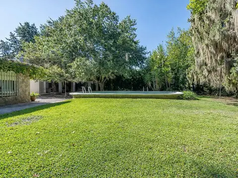 VENTA/PERMUTA: Casa 2 dormitorios desarrollada sobre un lote 1800m2.- Roldan