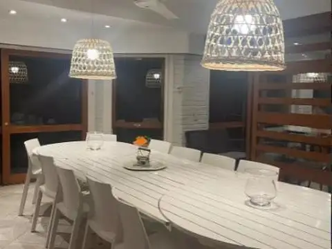 Casa 9 ambientes con 4 baños