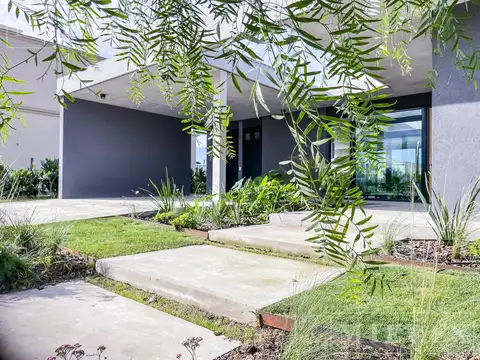 Apto credito Casa en venta sobre lote interno en  Area 5   San Sebastián