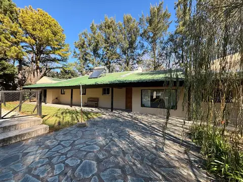 Casa quinta con amplio parque, piscina y cinco dormitorios a la venta