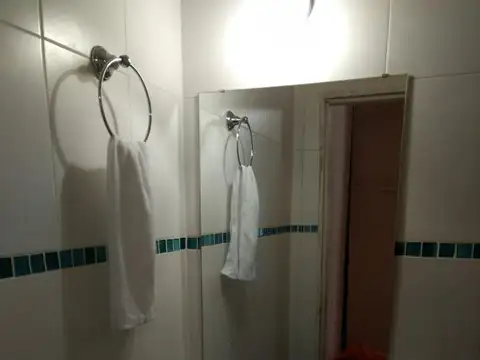 Lateral, muy buena ubicación