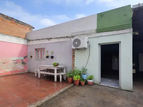CASA ESQUINA-AMPLIO TERRENO Y POTENCIAL COMERCIAL