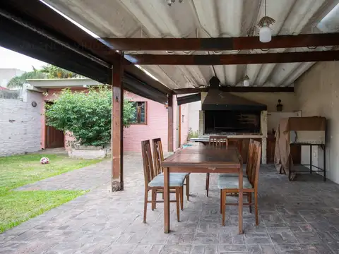 Venta de casa 6 ambientes con amplio jardín y piscina en Ramos Mejía.