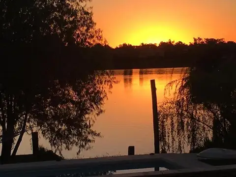 Casa Al Lago en Venta de Cuatro Dorm Barrio San Marco,