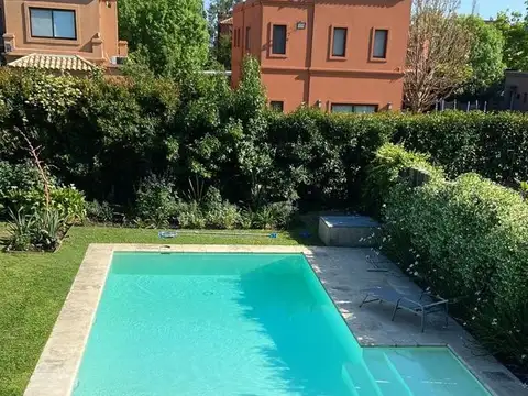 Casa en Alquiler Temporal con 2 cocheras
