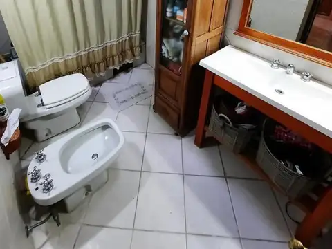 Casa 6 ambientes con 2 baños