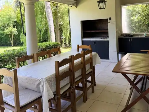 Casa 5 ambientes con 4 baños