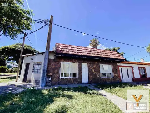 Casa en venta - 2 Dormitorios 2 Baños - 230Mts2 - Villa Elvira, La Plata