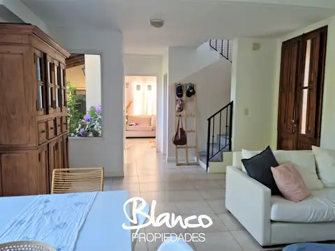 Casa 4 ambientes con 2 baños