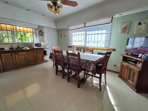 CHALET EN VENTA DE 4 AMBIENTES CON GRAN PARQUE ARBOLADO