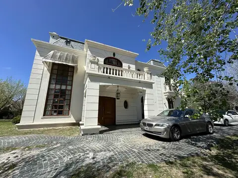 Casa de estilo francés en venta en Barrio Septiembre