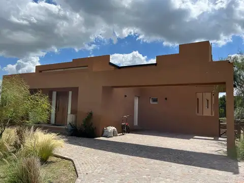 Casa en Alquiler con 2 cocheras