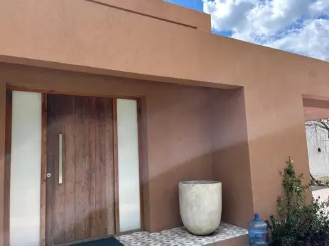 Casa 5 ambientes con 4 baños