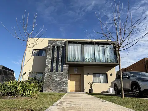 Casa en venta 2 plantas, 5 ambientes en Barrio Santa Lucia-Pilar del Este